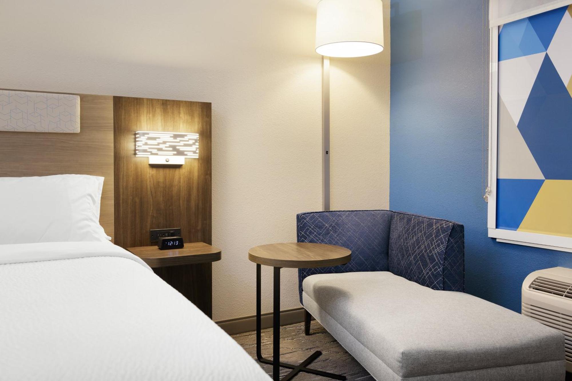 Holiday Inn Express Hotel & Suites Terre Haute By Ihg Buitenkant foto