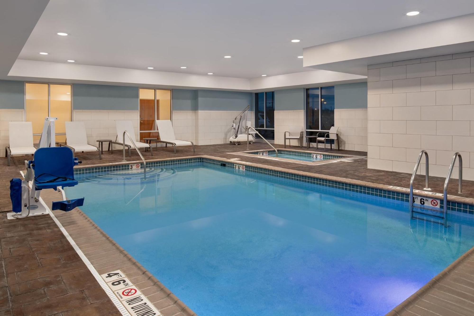 Holiday Inn Express Hotel & Suites Terre Haute By Ihg Buitenkant foto