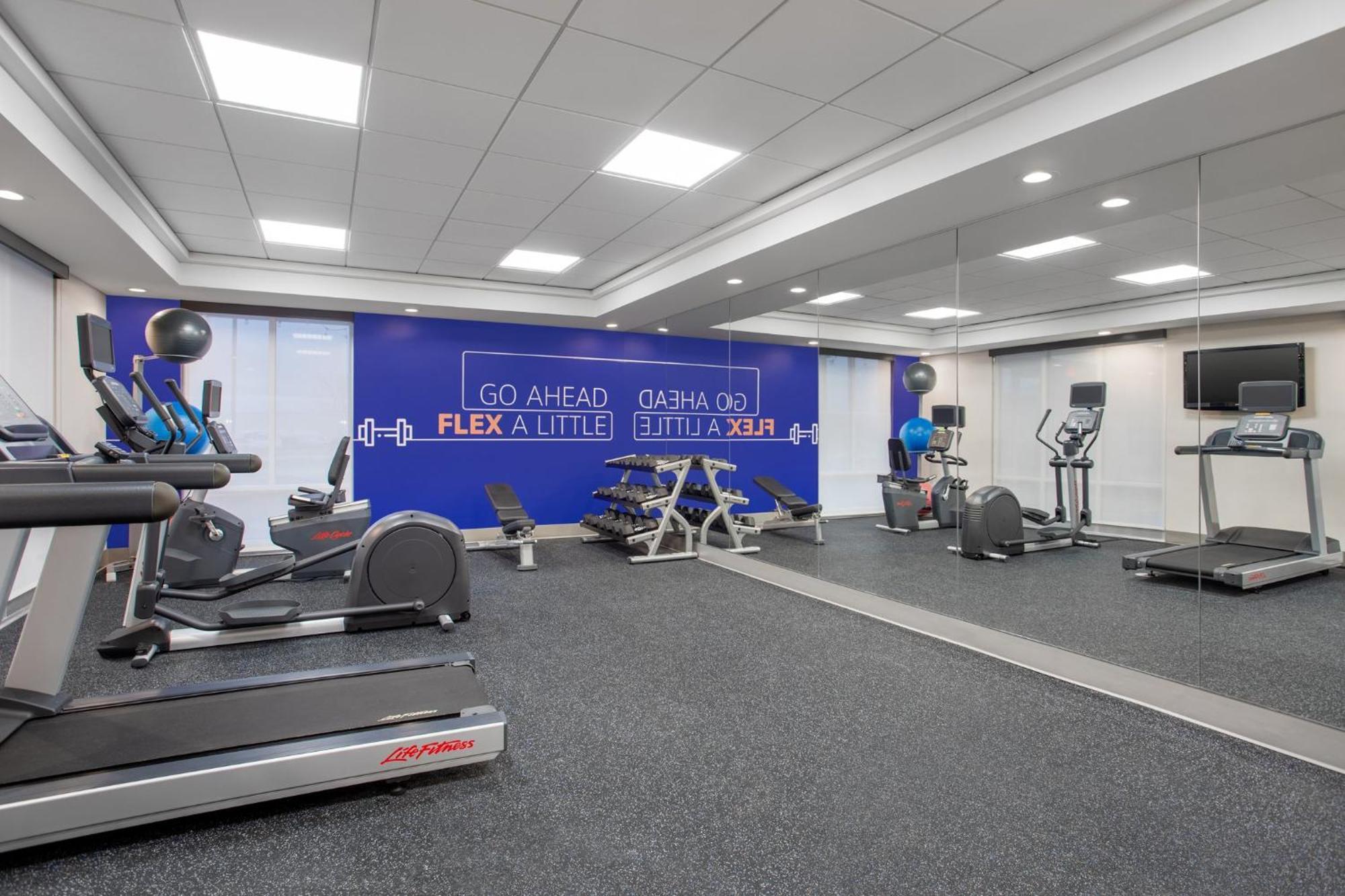 Holiday Inn Express Hotel & Suites Terre Haute By Ihg Buitenkant foto